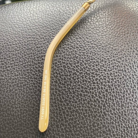 Designer shades. - Picture 6 of 10